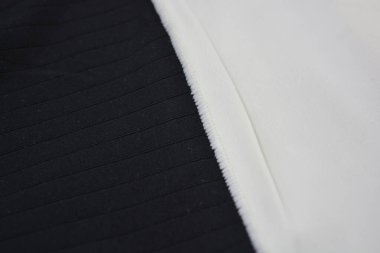 Malzemeler, pamuktan ve sentetik malzemeden yapılmış ince kumaş. Sıra dışı dokuları, desenleri, çizgileri ve beyaz monoton yoğun kumaşı olan siyah kumaş..