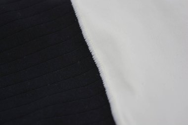 Malzemeler, pamuktan ve sentetik malzemeden yapılmış ince kumaş. Sıra dışı dokuları, desenleri, çizgileri ve beyaz monoton yoğun kumaşı olan siyah kumaş..