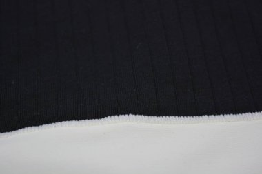 Malzemeler, pamuktan ve sentetik malzemeden yapılmış ince kumaş. Sıra dışı dokuları, desenleri, çizgileri ve beyaz monoton yoğun kumaşı olan siyah kumaş..