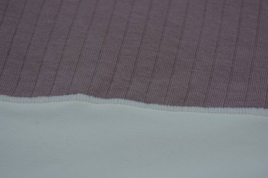 Malzemeler, pamuktan ve sentetik malzemeden yapılmış ince kumaş. Kahverengi, gri, açık bej kumaş alışılmadık dokular, desenler, çizgiler ve beyaz monoton yoğun kumaş..