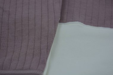 Malzemeler, pamuktan ve sentetik malzemeden yapılmış ince kumaş. Sıra dışı dokuları, desenleri, çizgileri ve beyaz monoton yoğun kumaşı olan siyah kumaş..