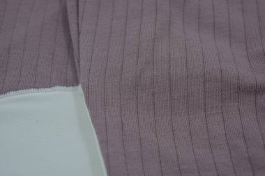 Malzemeler, pamuktan ve sentetik malzemeden yapılmış ince kumaş. Kahverengi, gri, açık bej kumaş alışılmadık dokular, desenler, çizgiler ve beyaz monoton yoğun kumaş..