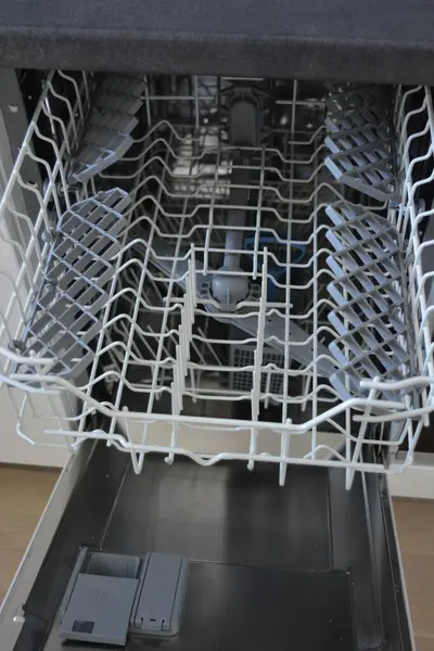 Ev aletleri, elektronik aletler, mutfak dolabına yerleştirilmiş elektrikli aletler. Finlandiya mutfağında güzel ve sıra dışı bulaşıkçı.