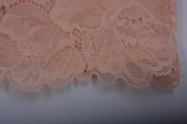 Çiçek tomurcuklarından bej, kumlu, güzel dantel, çiçek açan güller, şakayıklar. Alışılmadık kumaş, doğal pamuktan yapılmış bej kumaşlara parıltılı dantel..