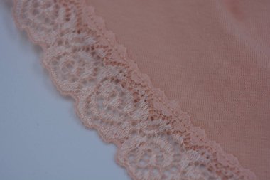 Çiçek tomurcuklarından bej, kumlu, güzel dantel, çiçek açan güller, şakayıklar. Alışılmadık kumaş, doğal pamuktan yapılmış bej kumaşlara parıltılı dantel..