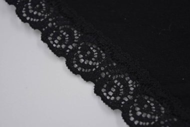 Çiçek tomurcuklarından siyah, gri, koyu güzel dantel, çiçek açan güller, şakayıklar. Alışılmadık bir kumaş, doğal pamuktan siyah kumaşa işlenmiş parıltılı dantel..