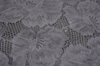 Çiçek tomurcuklarından siyah, gri, koyu güzel dantel, çiçek açan güller, şakayıklar. Alışılmadık bir kumaş, doğal pamuktan siyah kumaşa işlenmiş parıltılı dantel..