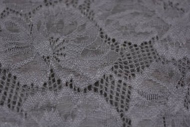 Çiçek tomurcuklarından siyah, gri, koyu güzel dantel, çiçek açan güller, şakayıklar. Alışılmadık bir kumaş, doğal pamuktan siyah kumaşa işlenmiş parıltılı dantel..
