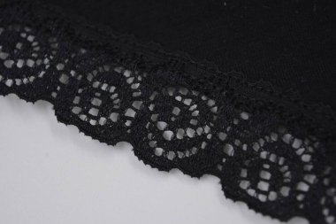 Çiçek tomurcuklarından siyah, gri, koyu güzel dantel, çiçek açan güller, şakayıklar. Alışılmadık bir kumaş, doğal pamuktan siyah kumaşa işlenmiş parıltılı dantel..