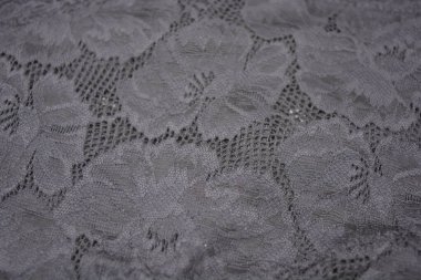Çiçek tomurcuklarından siyah, gri, koyu güzel dantel, çiçek açan güller, şakayıklar. Alışılmadık bir kumaş, doğal pamuktan siyah kumaşa işlenmiş parıltılı dantel..