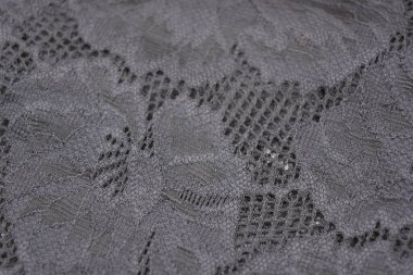 Çiçek tomurcuklarından siyah, gri, koyu güzel dantel, çiçek açan güller, şakayıklar. Alışılmadık bir kumaş, doğal pamuktan siyah kumaşa işlenmiş parıltılı dantel..