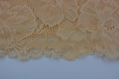 Çiçek tomurcuklarından bej, kumlu, güzel dantel, çiçek açan güller, şakayıklar. Alışılmadık kumaş, doğal pamuktan yapılmış bej kumaşlara parıltılı dantel..