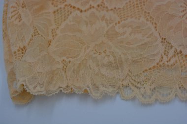 Çiçek tomurcuklarından bej, kumlu, güzel dantel, çiçek açan güller, şakayıklar. Alışılmadık kumaş, doğal pamuktan yapılmış bej kumaşlara parıltılı dantel..