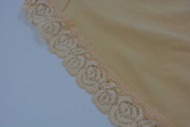 Çiçek tomurcuklarından bej, kumlu, güzel dantel, çiçek açan güller, şakayıklar. Alışılmadık kumaş, doğal pamuktan yapılmış bej kumaşlara parıltılı dantel..