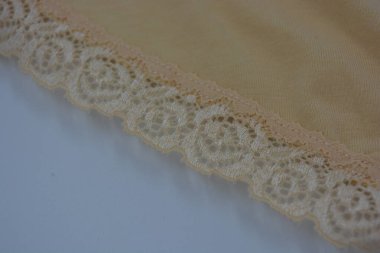 Çiçek tomurcuklarından bej, kumlu, güzel dantel, çiçek açan güller, şakayıklar. Alışılmadık kumaş, doğal pamuktan yapılmış bej kumaşlara parıltılı dantel..