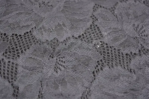 Çiçek tomurcuklarından siyah, gri, koyu güzel dantel, çiçek açan güller, şakayıklar. Alışılmadık bir kumaş, doğal pamuktan siyah kumaşa işlenmiş parıltılı dantel..