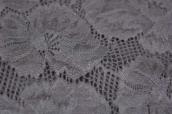Çiçek tomurcuklarından siyah, gri, koyu güzel dantel, çiçek açan güller, şakayıklar. Alışılmadık bir kumaş, doğal pamuktan siyah kumaşa işlenmiş parıltılı dantel..
