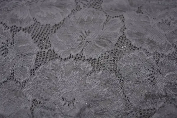 Çiçek tomurcuklarından siyah, gri, koyu güzel dantel, çiçek açan güller, şakayıklar. Alışılmadık bir kumaş, doğal pamuktan siyah kumaşa işlenmiş parıltılı dantel..