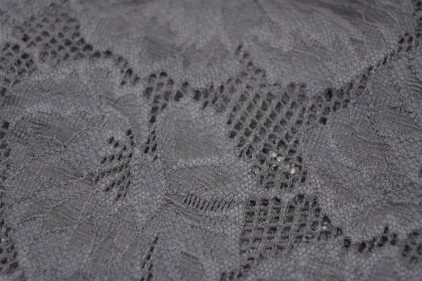 Çiçek tomurcuklarından siyah, gri, koyu güzel dantel, çiçek açan güller, şakayıklar. Alışılmadık bir kumaş, doğal pamuktan siyah kumaşa işlenmiş parıltılı dantel..