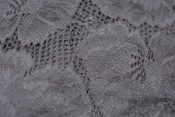 Çiçek tomurcuklarından siyah, gri, koyu güzel dantel, çiçek açan güller, şakayıklar. Alışılmadık bir kumaş, doğal pamuktan siyah kumaşa işlenmiş parıltılı dantel..