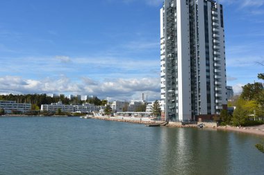 Finlandiya Körfezi 'nin güzel, parlak doğası. Parlak beyaz evleri, Espo şehrinde yeni güzel mülkleri var..