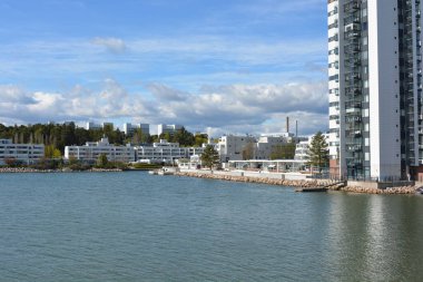 Finlandiya Körfezi 'nin güzel, parlak doğası. Parlak beyaz evleri, Espo şehrinde yeni güzel mülkleri var..