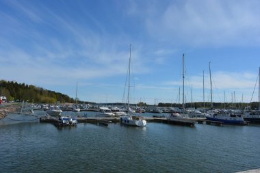 Finlandiya Körfezi kıyılarının güzel, parlak doğası. Parlak beyaz yatları, tekneleri, Espoo şehrinde balıkçı tekneleri, Finlandiya.