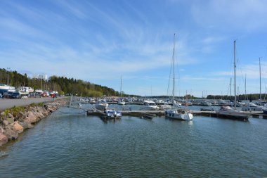 Finlandiya Körfezi kıyılarının güzel, parlak doğası. Parlak beyaz yatları, tekneleri, Espoo şehrinde balıkçı tekneleri, Finlandiya.