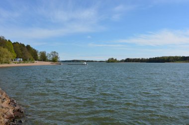 Güzel doğa, sarı kumlu güzel sahil, küçük dalgalar, yeşil ağaçlar, köknar ağaçları ve kahverengi taşlar. Finlandiya Körfezi 'nin Varkaus, Espoo şehrindeki seti..