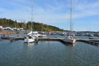Finlandiya Körfezi kıyılarının güzel, parlak doğası. Parlak beyaz yatları, tekneleri, Espoo şehrinde balıkçı tekneleri, Finlandiya.