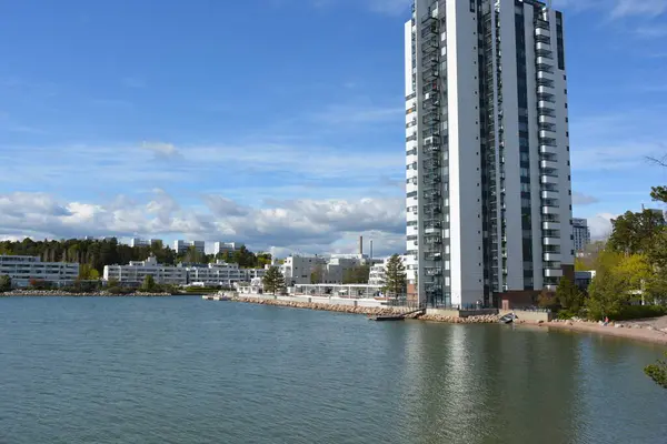 Finlandiya Körfezi 'nin güzel, parlak doğası. Parlak beyaz evleri, Espo şehrinde yeni güzel mülkleri var..