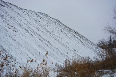 Parlak, güzel doğa, kışın dondurucu hava. Büyük tepeler, yoğun beyaz karla kaplı keskin dağlar. Yüksek tepe, yüksek dağ ve ağaçların yanından geçen dolambaçlı bir yol..