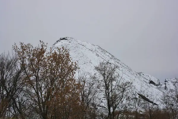 Parlak, güzel doğa, kışın dondurucu hava. Büyük tepeler, yoğun beyaz karla kaplı keskin dağlar. Yüksek tepe, yüksek dağ ve ağaçların yanından geçen dolambaçlı bir yol..