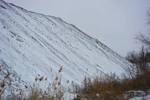 Parlak, güzel doğa, kışın dondurucu hava. Büyük tepeler, yoğun beyaz karla kaplı keskin dağlar. Yüksek tepe, yüksek dağ ve ağaçların yanından geçen dolambaçlı bir yol..