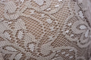 Güzel, zarif, kahverengi dantel kumaş. Çiçekler ve desenler beyaz arka planda..