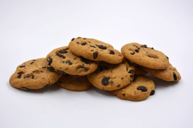 Beyaz arka planda çikolata parçalı büyük, lezzetli bir kurabiye..