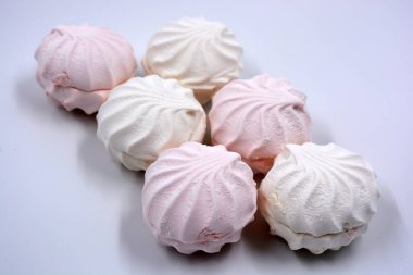 Ukrayna 'da üretilen güzel ve lezzetli beyaz pembe marşmelov beyaz arka planda yer almaktadır..