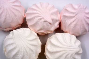 Ukrayna 'da üretilen güzel ve lezzetli beyaz pembe marşmelov beyaz arka planda yer almaktadır..