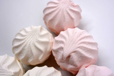 Ukrayna 'da üretilen güzel ve lezzetli beyaz pembe marşmelov beyaz arka planda yer almaktadır..