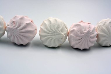 Ukrayna 'da üretilen güzel ve lezzetli beyaz pembe marşmelov beyaz arka planda yer almaktadır..