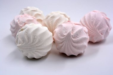 Ukrayna 'da üretilen güzel ve lezzetli beyaz pembe marşmelov beyaz arka planda yer almaktadır..