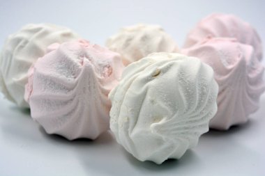 Ukrayna 'da üretilen güzel ve lezzetli beyaz pembe marşmelov beyaz arka planda yer almaktadır..