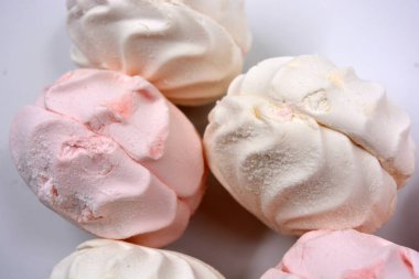 Ukrayna 'da üretilen güzel ve lezzetli beyaz pembe marşmelov beyaz arka planda yer almaktadır..