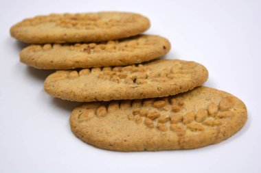 Fındık ve kepekli, beyaz bir arka planda işe yarar ince kurabiyeler..