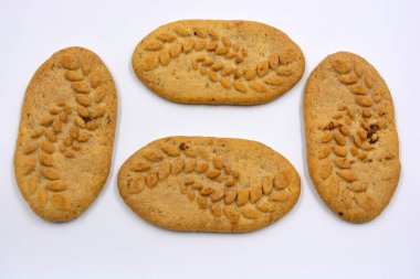 Fındık ve kepekli, beyaz bir arka planda işe yarar ince kurabiyeler..