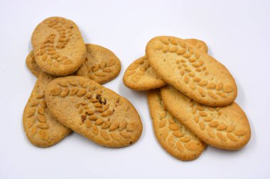 Fındık ve kepekli, beyaz bir arka planda işe yarar ince kurabiyeler..