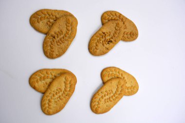 Fındık ve kepekli, beyaz bir arka planda işe yarar ince kurabiyeler..