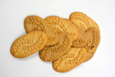 Fındık ve kepekli, beyaz bir arka planda işe yarar ince kurabiyeler..