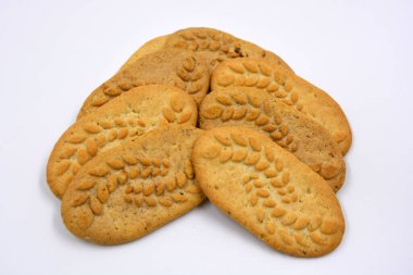 Fındık ve kepekli, beyaz bir arka planda işe yarar ince kurabiyeler..