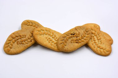 Fındık ve kepekli, beyaz bir arka planda işe yarar ince kurabiyeler..